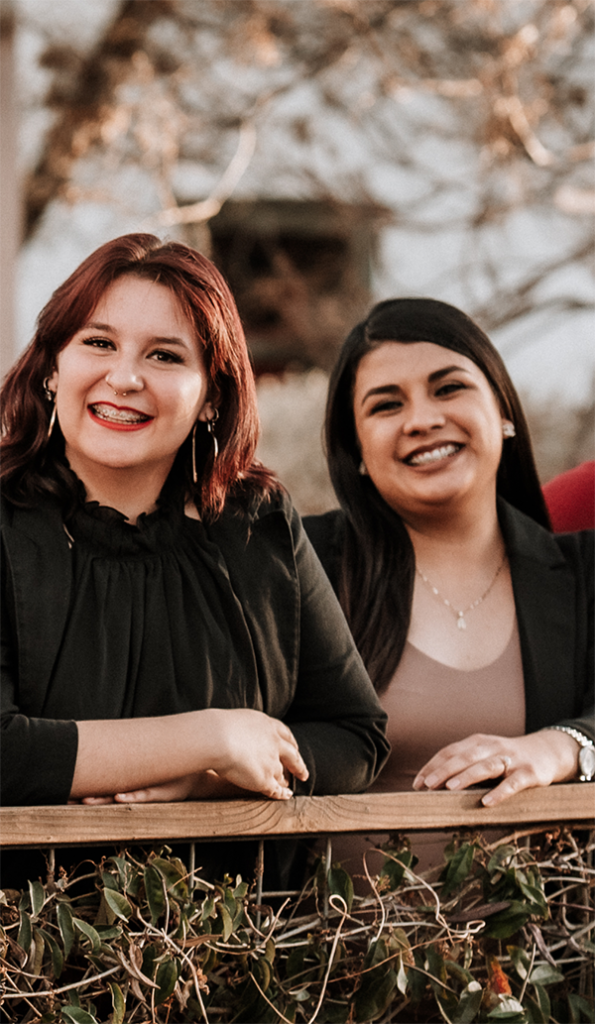 Allyssa Wright, organizadora comunitaria de NM CAFe, y Brenda Martínez, directora de operaciones y recursos humanos.